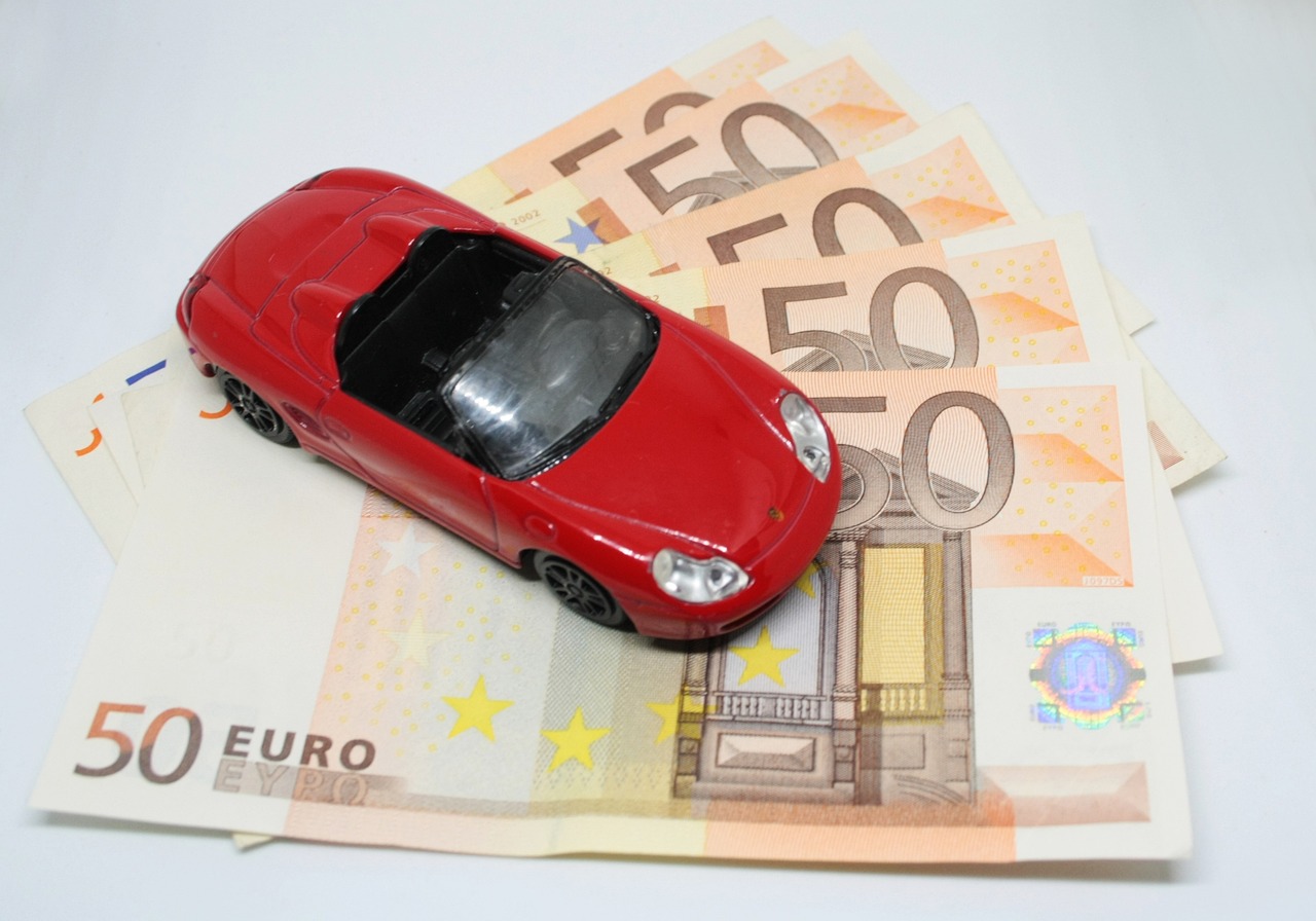 Kleines Auto und Geld