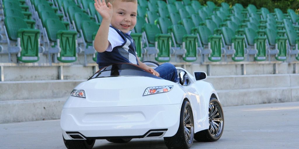 Kind im Spielzeugauto