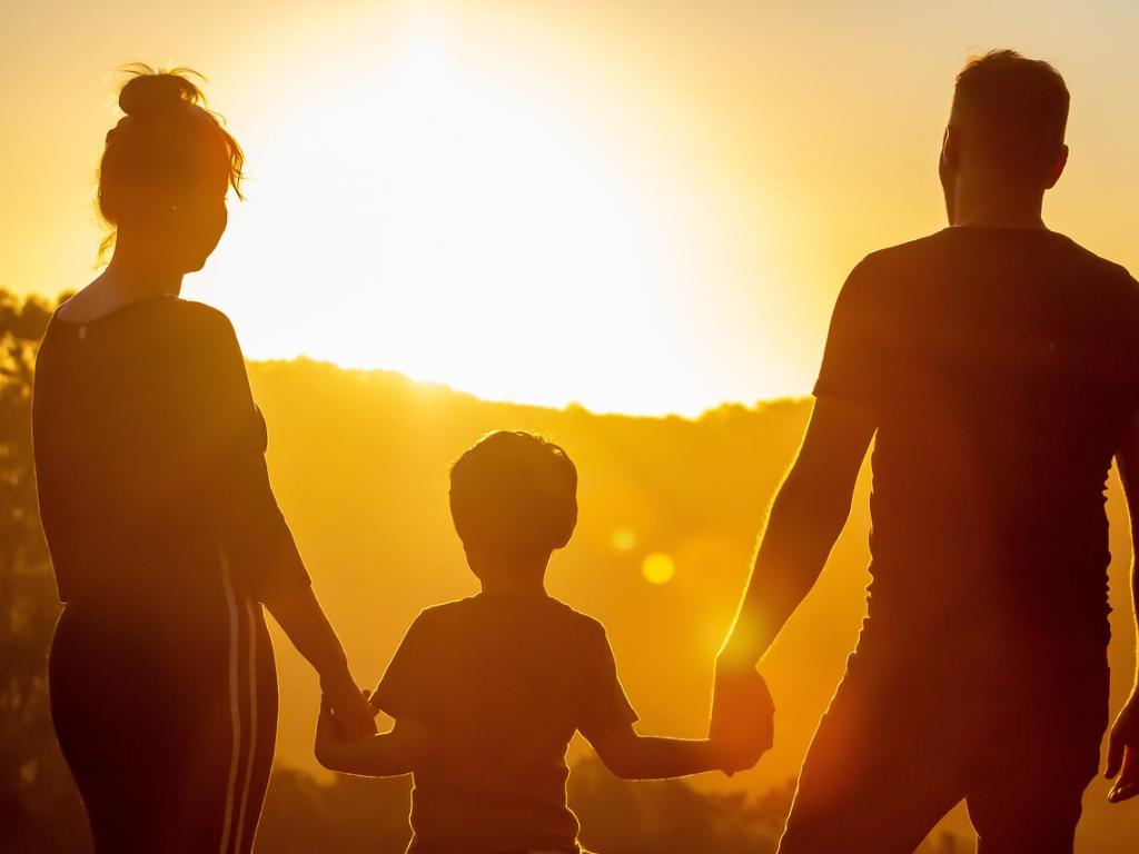 Familie und Sonnenuntergang